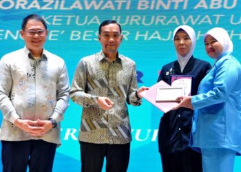 HAFIZ Ghazi menyampaikan anugerah Jururawat Inspirasi kepada Norazilawati Abu Bakar (kanan) sempena Sambutan Hari Jururawat Sedunia Peringkat Negeri Johor 2026 di Hotel Sunway Big, Iskandar Puteri.