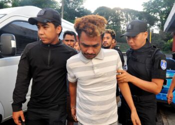 SEORANG lelaki warganegara Indonesia dihadapkan ke Mahkamah Majistret Johor Bahru hari ini atas pertuduhan membunuh seorang juruteknik lelaki di sebuah pangsapuri sekitar bandar raya ini, bulan lalu. UTUSAN/RAJA JAAFAR ALI