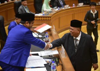 ABU Bakar Hamzah (kanan) bersalaman dengan Muhammad Azmir Azizan (kiri) pada dalam sidang DUN Perlis di Kompleks Seri Putra, Kangar, Perlis, hari ini. -UTUSAN/Ihsan JAPEN Perlis