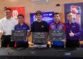 Hafizh Syahrin (tengah) bergambar bersama Kasma Daniel (dua kiri) dan Nazirul Izzat (dua kanan) pada majlis memperkenalkan duta UMA Racing dan atlet RCB di Putrajaya, hari ini. - UTUSAN/FAISOL MUSTAFA