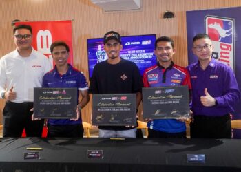 Hafizh Syahrin (tengah) bergambar bersama Kasma Daniel (dua kiri) dan Nazirul Izzat (dua kanan) pada majlis memperkenalkan duta UMA Racing dan atlet RCB di Putrajaya, hari ini. - UTUSAN/FAISOL MUSTAFA