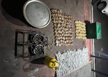 RAMPASAN air, daun ketum dan perlatan yang digunakan memproses minuman itu berjaya dirampas PGA dalam serbuan di Kampung Padang Chenok, Kota Bharu, Kelantan semalam.