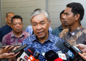 AHMAD Zahid Hamidi ketika ditemui selepas menghadiri perhimpunan bulanan Kementerian Kemajuan Desa dan Wilayah (KKDW), di sini hari ini
