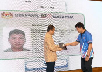 SEORANG pesara tentera mendapat kemudahan pemindahan Lesen Memandu Angkatan Tentera Malaysia (BAT D-41) kepada lesen memandu awam. - UTUSAN/FAISOL MUSTAFA