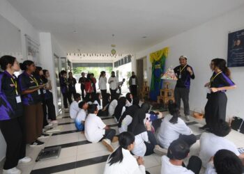 Pelajar Universiti Putra Malaysia berkongsi pengetahuan berkaitan pemakanan sihat dan dietetik bersama kanak-kanak