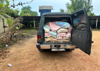 BERAS yang dirampas oleh PGA dalam serbuan di pangkalan haram Simpangan, Tumpat, Kelantan hari ini-IHSAN PGA.