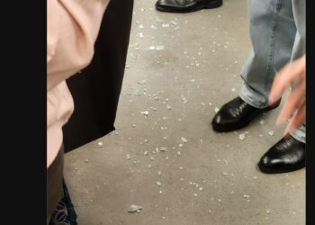 Insiden berlaku apabila sistem keselamatan automatik tren diaktifkan ketika tren sedang bergerak keluar dari stesen, menyebabkan tren berhenti secara serta-merta sebagai langkah kawalan operasi.-thread/afifsyamim