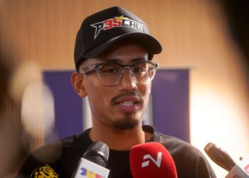 Hafizh Syahrin sewaktu ditemu bual pada majlis memperkenalkan duta UMA Racing dan atlet RCB di Putrajaya, kelmarin. - UTUSAN/FAISOL MUSTAFA