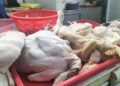 HARGA ayam segar di Pulau Pinang meningkat pada hujung Mei lalu apabila permintaan pengguna dikatakan bertambah berbanding hari biasa.-UTUSAN/SAFINA RAMLI