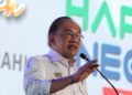 ANWAR Ibrahim berucap pada Majlis Perasmian Sambutan Hari TVET Negara di Putrajaya hari ini. - UTUSAN/AMIR KHALID
