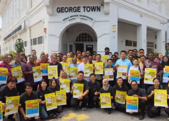 CHOW Kon Yeow (berdiri, tengah) bergambar kenangan semasa menghadiri sidang akhbar berkaitan Perayaan Warisan George Town 2026 (GTHC 2026) di Pulau Pinang, hari ini.-UTUSAN/DANIAL SAAD