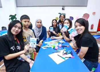NURUL Iman Arshad (tiga dari kiri) bersama dengan pelajar Diploma Pendidikan Awal Kanak-kanak Taylor’s College, menunjukkan contoh permainan inklusif yang digunakan dalam program Hari Bermain Sedunia dan Hari Bermain Antarabangsa Pertubuhan Bangsa-Bangsa Bersatu (PBB) di Dewan Utama Taylor Lakeside Campus, hari ini. - UTUSAN/AFIQ RAZALI