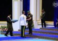 TUNKU Mahkota Ismail berkenan menyempurnakan Pengurniaan Darjah dan Pingat kepada Zulhelmi Masdar pada Majlis Darjah dan Pingat bagi daerah Batu Pahat, Kluang dan Mersing di Dewan Tunku Ibrahim Ismail, Kluang, hari ini.