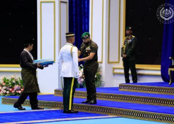 TUNKU Mahkota Ismail berkenan menyempurnakan Pengurniaan Darjah dan Pingat kepada Zulhelmi Masdar pada Majlis Darjah dan Pingat bagi daerah Batu Pahat, Kluang dan Mersing di Dewan Tunku Ibrahim Ismail, Kluang, hari ini.