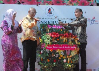 MOHD. Ali Mohd. Rustam dan Gerard Wong melepaskan sebanyak 1,698 ekor rama-rama di Taman Rama-rama dan Reptilia Melaka, Ayer Keroh, Melaka hari ini. - UTUSAN/AMRAN MULUP