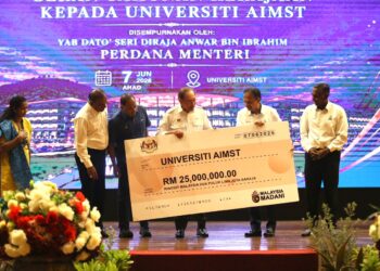 ANWAR Ibrahim menyampaikan replika cek cura kepada Pengerusi MIC, Tan Sri Dr. SA Vigneswaran (dua kanan) merangkap Canselor AIMST pada Majlis Serahan Geran Tahunan Kerajaan kepad universiti berkenaan di Bedong, Sungai Petani. - UTUSAN/ SHAHIR NOORDIN