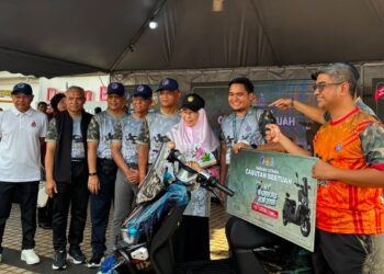 WAN Azizah Wan Ismail (tiga dari kanan) menyampaikan anugerah kepada pemenang cabutan bertuah My Warrior Run (MWR) 2026 Sempena Kempen Tabung Pahlawan 2025/2026 di Dataran Dewan Bandaraya Kuala Lumpur (DBKL), Kuala Lumpur hari ini.-UTUSAN/DANISH HAKIMI KHAIR