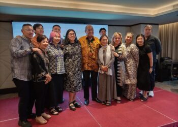 KELUARGA Allahyarham Tun Fuad Stephens Majlis Memperingati Ulang Tahun Ke-50 Tragedi Double Six di Kota Kinabalu, Sabah, semalam.-UTUSAN/RAEESAH HANAN