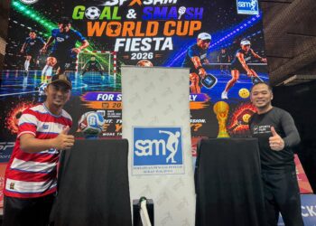 Pemilik SP Sports Park, Daniel Wong (kanan) bersama Exco SAM, Firdaus Hashim pada pelancaran trofi Fiesta Piala Dunia Gol & Smash 2026.