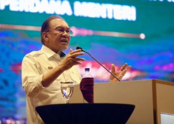 ANWAR Ibrahim ketika berucap pada Majlis Pertemuan Bersama Ketua-ketua Jabatan Persekutuan dan JPKKP negeri Kedah di Universiti Teknologi Mara (UiTM) Merbok di Sungai Petani. - UTUSAN/ SHAHIR NOORDIN