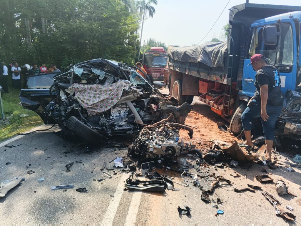 Enam maut, Proton X50 bertembung lori tanah