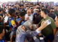 ANWAR Ibrahim bergambar bersama anak-anak muda yang menghadiri Program Himpunan Rakan Muda Madani di Padang Awam Taman Keladi, Sungai Petani, hari ini. - UTUSAN/ SHAHIR NOORDIN