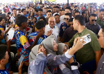 ANWAR Ibrahim bergambar bersama anak-anak muda yang menghadiri Program Himpunan Rakan Muda Madani di Padang Awam Taman Keladi, Sungai Petani, hari ini. - UTUSAN/ SHAHIR NOORDIN