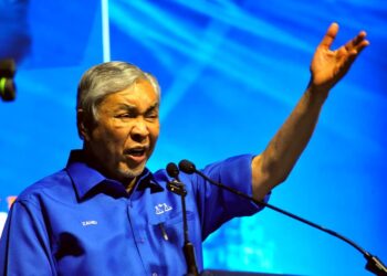 AHMAD Zahid Hamidi ketika Majlis Pelancaran Jentera Barisan Nasional Negeri Johor di Stadium Tertutup Kompleks EduCity, di sini hari ini.-UTUSAN/RAJA JAAFAR ALI