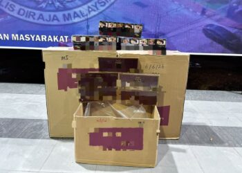 ROKOK seludup yang dirampas PGA selepas melakukan serbuan di Kampung Binjal Manis, Bachok, Kelantan kelmarin.-IHSAN PGA.
