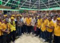 RAFIZI Ramli (tengah) bersama sebahagian ahli dan penyokong Parti Bersama Malaysia yang menghadiri program Jelajah Kancil di Pusat Konvensyen Danga Bay, Johor Bahru malam tadi.