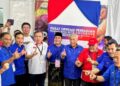 ONN HAFIZ Ghazi (dua kiri) bergambar bersama Setiausaha Agung DAP, Anthony Loke Siew Fook (tiga kiri) semasa berkempen pada PRN Mahkota, Kluang.