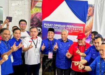ONN HAFIZ Ghazi (dua kiri) bergambar bersama Setiausaha Agung DAP, Anthony Loke Siew Fook (tiga kiri) semasa berkempen pada PRN Mahkota, Kluang.