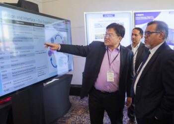 HASBI Habibollah (kanan) diberi penerangan mengenai projek berkaitan rel oleh Pengarah Projek Khas Gamuda Engineering, Yeoh Hin Kok ketika melawat reruai Gamuda sempena IRTF 2026 di Bukit Jambul, George Town, Pulau Pinang hari ini.-UTUSAN/DANIAL SAAD