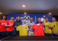 Naib Presiden Kanan dan Ketua Pegawai Impak McDonald's Malaysia, Melati Abdul Hai (empat dari kiri) dan Pengurus Besar Persatuan kebajikan Ronald McDonald House Charities (RHMC) Malaysia, Nasri Nordin (empat dari kanan) bergambar bersama wakil pasukan Malaysia All Stars yang diketuai oleh Tan Cheng Hoe (tiga dari kanan) dan pasukan Mekdi All Stars yang diketuai Datuk Ong Kim Swee (tiga dari kiri) pada Majlis Sidang Akhbar Mekdi All-Stars Kick Off di McDonald Pantai Sentral DT di sini, hari ini.UTUSAN/MUHAMAD IQBAL ROSLI