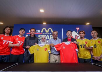 Naib Presiden Kanan dan Ketua Pegawai Impak McDonald's Malaysia, Melati Abdul Hai (empat dari kiri) dan Pengurus Besar Persatuan kebajikan Ronald McDonald House Charities (RHMC) Malaysia, Nasri Nordin (empat dari kanan) bergambar bersama wakil pasukan Malaysia All Stars yang diketuai oleh Tan Cheng Hoe (tiga dari kanan) dan pasukan Mekdi All Stars yang diketuai Datuk Ong Kim Swee (tiga dari kiri) pada Majlis Sidang Akhbar Mekdi All-Stars Kick Off di McDonald Pantai Sentral DT di sini, hari ini.UTUSAN/MUHAMAD IQBAL ROSLI