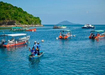 DERETAN bot pelancong dan nelayan berlabuh di laut berhampiran Pulau Redang, Kuala Nerus, Terengganu. - UTUSAN/PUQTRA HAIRRY