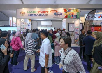 SEBAHAGIAN pengunjung yang hadir ke pameran sempena Hari TVET Negara 2026 di Dataran Putrajaya. - UTUSAN/AMIR KHALID