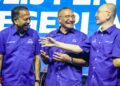 HISHAMMUDDIN Hussein (tengah) bergambar bersama Presiden MCA, Datuk Seri Dr. Wee Ka Siong dan Presiden MIC, Tan Sri S. A. Vigneswaran pada Majlis Pelancaran Jentera Barisan Nasional Negeri Johor di Stadium Tertutup Kompleks EduCity.