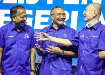 HISHAMMUDDIN Hussein (tengah) bergambar bersama Presiden MCA, Datuk Seri Dr. Wee Ka Siong dan Presiden MIC, Tan Sri S. A. Vigneswaran pada Majlis Pelancaran Jentera Barisan Nasional Negeri Johor di Stadium Tertutup Kompleks EduCity.