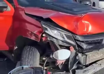 TRAK pikap jenis Mitsubishi Triton yang dipandu oleh suspek ketika kejadian remuk pada bahagian hadapan selepas berlanggar dengan beberapa buah kenderaan di Seberang Jaya, Pulau Pinang semalam.-GAMBAR/MEDIA SOSIAL