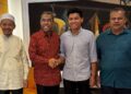 AZHAR Ahmad (dua kiri) bersalam dengan Nik Alif Aiman Abdul Ariffahmi sebagai tanda berdamai dalam satu pertemuan yang berlangsung di sebuah hotel di Kota Bharu, Kelantan hari ini.-IHSAN ARIFFAHMI.