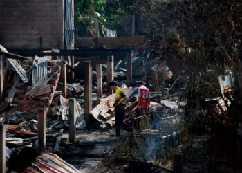 MANGSA kebakaran di Kampung Cina, Gok Kapur, Kota Bharu, Kelantan menarik nafas lega apabila Kerajaan Kelantan bersetuju memberikan subsidi sewa rumah kepada mereka buat sementara waktu-UTUSAN/KAMARUL BISMI KAMARUZAMAN.