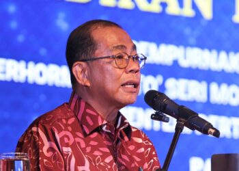 MOHAMED Khaled Nordin ketika berucap pada Majlis Anugerah Kecemerlangan Pendidikan Angkatan Tentera Malaysia (ATM)Tahun 2026 di Wisma Perwira hari ini. - UTUSAN/AMIR KHALID