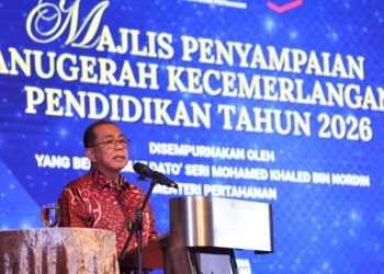 MOHAMED Khaled Nordin ketika berucap pada Majlis Anugerah Kecemerlangan Pendidikan Angkatan Tentera Malaysia (ATM)Tahun 2026 di Wisma Perwira hari ini.- UTUSAN/AMIR KHALID