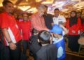 AHMAD Zahid Hamidi menyantuni kanak-kanak tabika Kemas pada Majlis Sambutan Hari Pendidik Jabatan Kemajuan Masyarakat (KEMAS) 2026 di Putrajaya. - UTUSAN/FAISOL MUSTAFA