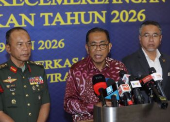MOHAMED Khaled Nordin pada sidang akhbar selepas Majlis Penyampaian Anugerah Kecemerlangan Pendidikan Tahun 2026 di Dewan Perkasa, Wisma Perwira ATM, Kuala Lumpur, hari ini. - UTUSAN/AMIR KHALID