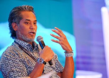 KHAIRY Jamaluddin ketika dialog “The Nasi Lemak Economy” CTOS SME Biz Day di Hotel One World, Petaling Jaya. - UTUSAN/SADDAM YUSOFF