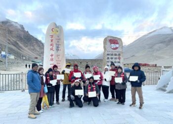 SERAMAI 15 peserta Ekspedisi Dekad Legasi UTM Everest 2016-2026 meraikan sambutan sedekad kejayaan bersejarah yang berlangsung di Everest Base Camp (EBC) Tibet.
