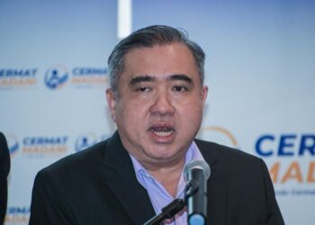 MENTERI Pengangkutan, Anthony Loke ketika ditemui pemberita pada Majlis Pelancaran Program Cermat Madani di Berjaya Times Square Hotel di sini, hari ini. - UTUSAN/SYAKIR RADIN