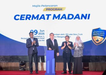ANTHONY Loke (dua kiri) ketika melancarkan gimik pada Majlis Pelancaran Program Cermat Madani di Berjaya Times Square Hotel di sini, hari ini. - UTUSAN/SYAKIR RADIN